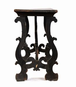 Tavolo Luigi XV italiano a capretta  - Asta  Arredi Antichi, Oggetti d'Arte, Curiosities con una selezione di tappeti - Associazione Nazionale - Case d'Asta italiane