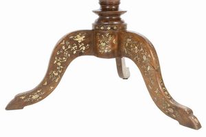 Tavolo orientale in noce e madreperla  - Asta  Arredi Antichi, Oggetti d'Arte, Curiosities con una selezione di tappeti - Associazione Nazionale - Case d'Asta italiane