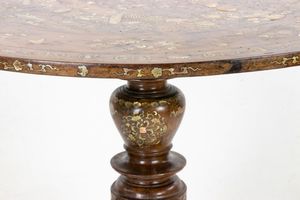 Tavolo orientale in noce e madreperla  - Asta  Arredi Antichi, Oggetti d'Arte, Curiosities con una selezione di tappeti - Associazione Nazionale - Case d'Asta italiane