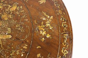 Tavolo orientale in noce e madreperla  - Asta  Arredi Antichi, Oggetti d'Arte, Curiosities con una selezione di tappeti - Associazione Nazionale - Case d'Asta italiane