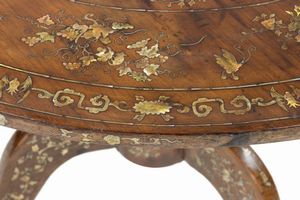 Tavolo orientale in noce e madreperla  - Asta  Arredi Antichi, Oggetti d'Arte, Curiosities con una selezione di tappeti - Associazione Nazionale - Case d'Asta italiane
