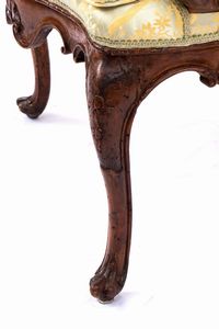 Poltrona italiana in noce  - Asta  Arredi Antichi, Oggetti d'Arte, Curiosities con una selezione di tappeti - Associazione Nazionale - Case d'Asta italiane