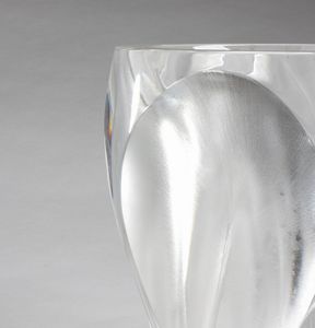 René Lalique
Ay, 1860 - Parigi, 1945 : Vaso Ingrid  - Asta  Arredi Antichi, Oggetti d'Arte, Curiosities con una selezione di tappeti - Associazione Nazionale - Case d'Asta italiane