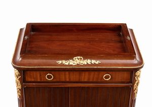 Maison Krieger : Mobile porta spartiti musicali francese in mogano  - Asta  Arredi Antichi, Oggetti d'Arte, Curiosities con una selezione di tappeti - Associazione Nazionale - Case d'Asta italiane