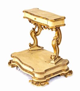 Inginocchiatoio italiano laccato, Luigi XVI  - Asta  Arredi Antichi, Oggetti d'Arte, Curiosities con una selezione di tappeti - Associazione Nazionale - Case d'Asta italiane