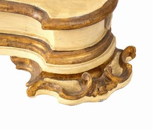 Inginocchiatoio italiano laccato, Luigi XVI  - Asta  Arredi Antichi, Oggetti d'Arte, Curiosities con una selezione di tappeti - Associazione Nazionale - Case d'Asta italiane