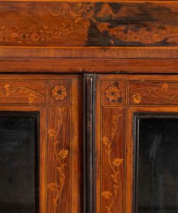 Vetrina intarsiata italiana in stile Luigi XVI  - Asta  Arredi Antichi, Oggetti d'Arte, Curiosities con una selezione di tappeti - Associazione Nazionale - Case d'Asta italiane