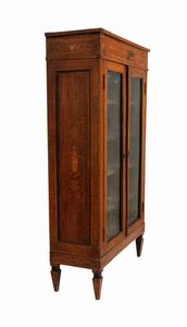 Vetrina intarsiata italiana in stile Luigi XVI  - Asta  Arredi Antichi, Oggetti d'Arte, Curiosities con una selezione di tappeti - Associazione Nazionale - Case d'Asta italiane