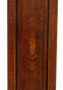 Vetrina intarsiata italiana in stile Luigi XVI  - Asta  Arredi Antichi, Oggetti d'Arte, Curiosities con una selezione di tappeti - Associazione Nazionale - Case d'Asta italiane