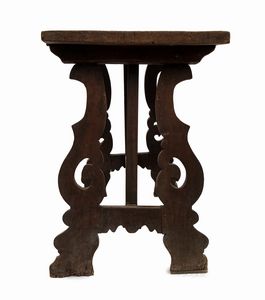 Tavolo Luigi XV italiano a capretta  - Asta  Arredi Antichi, Oggetti d'Arte, Curiosities con una selezione di tappeti - Associazione Nazionale - Case d'Asta italiane