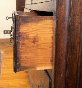 Madia inglese Giorgio III in legno di rovere  - Asta  Arredi Antichi, Oggetti d'Arte, Curiosities con una selezione di tappeti - Associazione Nazionale - Case d'Asta italiane