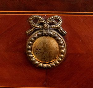 Comò francese  Luigi XVI  - Asta  Arredi Antichi, Oggetti d'Arte, Curiosities con una selezione di tappeti - Associazione Nazionale - Case d'Asta italiane