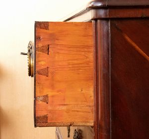 Comò francese  Luigi XVI  - Asta  Arredi Antichi, Oggetti d'Arte, Curiosities con una selezione di tappeti - Associazione Nazionale - Case d'Asta italiane