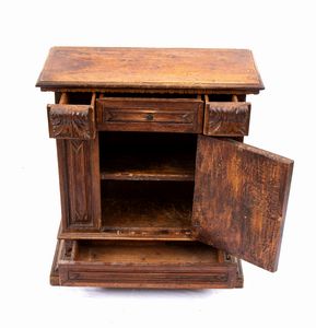 Stipo italiano in noce  - Asta  Arredi Antichi, Oggetti d'Arte, Curiosities con una selezione di tappeti - Associazione Nazionale - Case d'Asta italiane