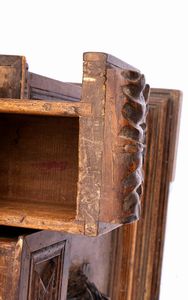 Stipo italiano in noce  - Asta  Arredi Antichi, Oggetti d'Arte, Curiosities con una selezione di tappeti - Associazione Nazionale - Case d'Asta italiane