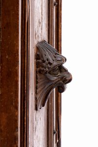 Stipo italiano in noce  - Asta  Arredi Antichi, Oggetti d'Arte, Curiosities con una selezione di tappeti - Associazione Nazionale - Case d'Asta italiane