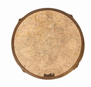 Tavolino tondo dorato luigi XVI italiano  - Asta  Arredi Antichi, Oggetti d'Arte, Curiosities con una selezione di tappeti - Associazione Nazionale - Case d'Asta italiane