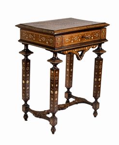 Tavolo siriano porta lavoro intarsiato in osso  - Asta  Arredi Antichi, Oggetti d'Arte, Curiosities con una selezione di tappeti - Associazione Nazionale - Case d'Asta italiane