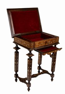 Tavolo siriano porta lavoro intarsiato in osso  - Asta  Arredi Antichi, Oggetti d'Arte, Curiosities con una selezione di tappeti - Associazione Nazionale - Case d'Asta italiane