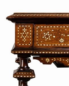 Tavolo siriano porta lavoro intarsiato in osso  - Asta  Arredi Antichi, Oggetti d'Arte, Curiosities con una selezione di tappeti - Associazione Nazionale - Case d'Asta italiane