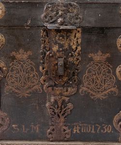 Baulea  forziere spagnolo in legno, Luigi XV  - Asta  Arredi Antichi, Oggetti d'Arte, Curiosities con una selezione di tappeti - Associazione Nazionale - Case d'Asta italiane