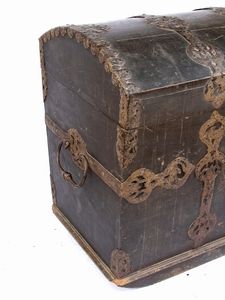 Baulea  forziere spagnolo in legno, Luigi XV  - Asta  Arredi Antichi, Oggetti d'Arte, Curiosities con una selezione di tappeti - Associazione Nazionale - Case d'Asta italiane