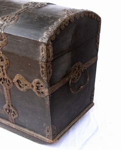 Baulea  forziere spagnolo in legno, Luigi XV  - Asta  Arredi Antichi, Oggetti d'Arte, Curiosities con una selezione di tappeti - Associazione Nazionale - Case d'Asta italiane