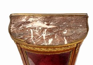 Vetrina francese in stile Luigi XV  - Asta  Arredi Antichi, Oggetti d'Arte, Curiosities con una selezione di tappeti - Associazione Nazionale - Case d'Asta italiane