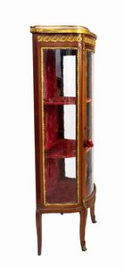 Vetrina francese in stile Luigi XV  - Asta  Arredi Antichi, Oggetti d'Arte, Curiosities con una selezione di tappeti - Associazione Nazionale - Case d'Asta italiane