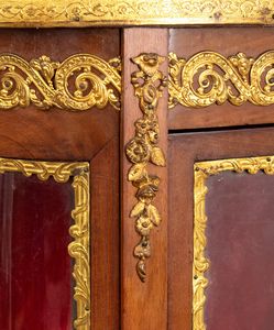 Vetrina francese in stile Luigi XV  - Asta  Arredi Antichi, Oggetti d'Arte, Curiosities con una selezione di tappeti - Associazione Nazionale - Case d'Asta italiane