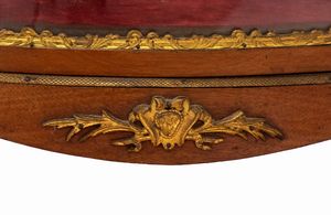 Vetrina francese in stile Luigi XV  - Asta  Arredi Antichi, Oggetti d'Arte, Curiosities con una selezione di tappeti - Associazione Nazionale - Case d'Asta italiane