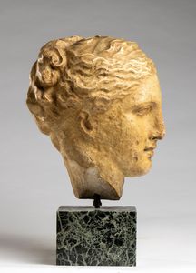 Scultura italiana raffigurante Igea  - Asta  Arredi Antichi, Oggetti d'Arte, Curiosities con una selezione di tappeti - Associazione Nazionale - Case d'Asta italiane