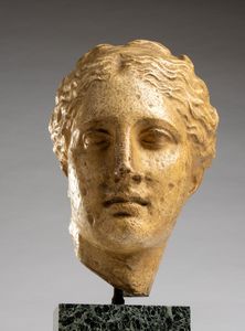 Scultura italiana raffigurante Igea  - Asta  Arredi Antichi, Oggetti d'Arte, Curiosities con una selezione di tappeti - Associazione Nazionale - Case d'Asta italiane