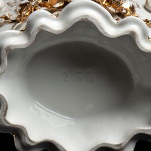 Centrotavola italiano porcellana attribuito Ginori  - Asta  Arredi Antichi, Oggetti d'Arte, Curiosities con una selezione di tappeti - Associazione Nazionale - Case d'Asta italiane