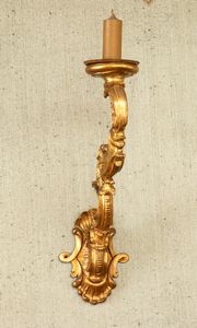 Coppia di candelieri italiani in legno dorato, Luigi XVI  - Asta  Arredi Antichi, Oggetti d'Arte, Curiosities con una selezione di tappeti - Associazione Nazionale - Case d'Asta italiane