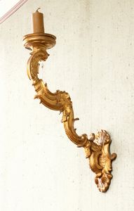 Coppia di candelieri italiani in legno dorato, Luigi XVI  - Asta  Arredi Antichi, Oggetti d'Arte, Curiosities con una selezione di tappeti - Associazione Nazionale - Case d'Asta italiane