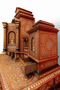Scrittoio secrétaire marocchino intarsiato  - Asta  Arredi Antichi, Oggetti d'Arte, Curiosities con una selezione di tappeti - Associazione Nazionale - Case d'Asta italiane