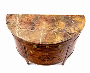 Coppia di comò italiani a demilune  - Asta  Arredi Antichi, Oggetti d'Arte, Curiosities con una selezione di tappeti - Associazione Nazionale - Case d'Asta italiane