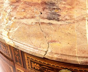 Coppia di comò italiani a demilune  - Asta  Arredi Antichi, Oggetti d'Arte, Curiosities con una selezione di tappeti - Associazione Nazionale - Case d'Asta italiane