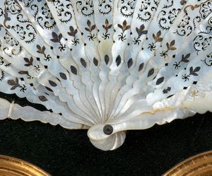 Ventaglio francese in madreperla  - Asta  Arredi Antichi, Oggetti d'Arte, Curiosities con una selezione di tappeti - Associazione Nazionale - Case d'Asta italiane