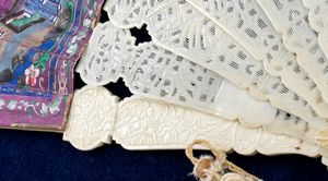 Ventaglio cinese in osso  - Asta  Arredi Antichi, Oggetti d'Arte, Curiosities con una selezione di tappeti - Associazione Nazionale - Case d'Asta italiane