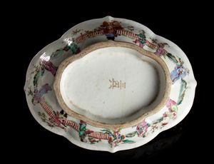 Ciotola in porcellana con decoro a smalti policromi cinese  - Asta  Arredi Antichi, Oggetti d'Arte, Curiosities con una selezione di tappeti - Associazione Nazionale - Case d'Asta italiane