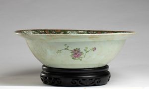 Ciotola cinese famiglia rosa  - Asta  Arredi Antichi, Oggetti d'Arte, Curiosities con una selezione di tappeti - Associazione Nazionale - Case d'Asta italiane