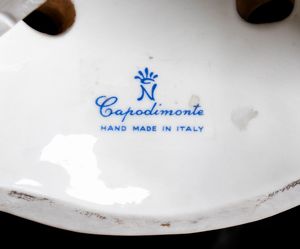 Tosca : Coppia di figure italiane in porcellana  - Asta  Arredi Antichi, Oggetti d'Arte, Curiosities con una selezione di tappeti - Associazione Nazionale - Case d'Asta italiane