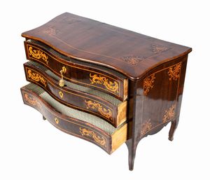 Como italiano in palissandro intarsiato  - Asta  Arredi Antichi, Oggetti d'Arte, Curiosities con una selezione di tappeti - Associazione Nazionale - Case d'Asta italiane