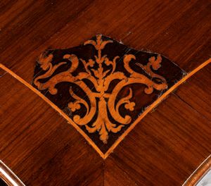 Como italiano in palissandro intarsiato  - Asta  Arredi Antichi, Oggetti d'Arte, Curiosities con una selezione di tappeti - Associazione Nazionale - Case d'Asta italiane