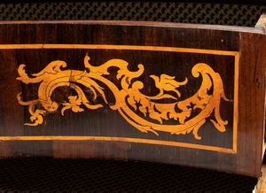 Como italiano in palissandro intarsiato  - Asta  Arredi Antichi, Oggetti d'Arte, Curiosities con una selezione di tappeti - Associazione Nazionale - Case d'Asta italiane