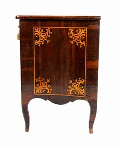 Como italiano in palissandro intarsiato  - Asta  Arredi Antichi, Oggetti d'Arte, Curiosities con una selezione di tappeti - Associazione Nazionale - Case d'Asta italiane