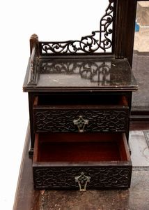 Edwards and Roberts : Scrivania toletta inglese in stile Chippendale  - Asta  Arredi Antichi, Oggetti d'Arte, Curiosities con una selezione di tappeti - Associazione Nazionale - Case d'Asta italiane