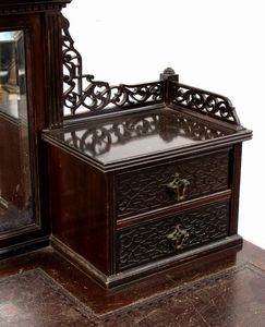 Edwards and Roberts : Scrivania toletta inglese in stile Chippendale  - Asta  Arredi Antichi, Oggetti d'Arte, Curiosities con una selezione di tappeti - Associazione Nazionale - Case d'Asta italiane